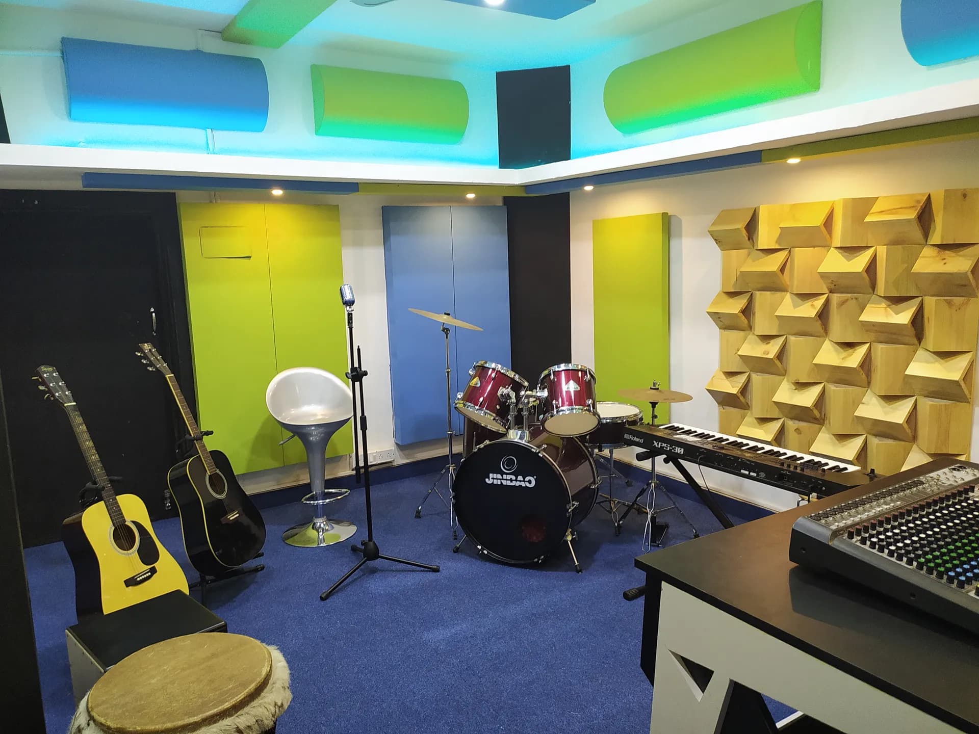 Keyboard and bass guitar setup for jam sessions